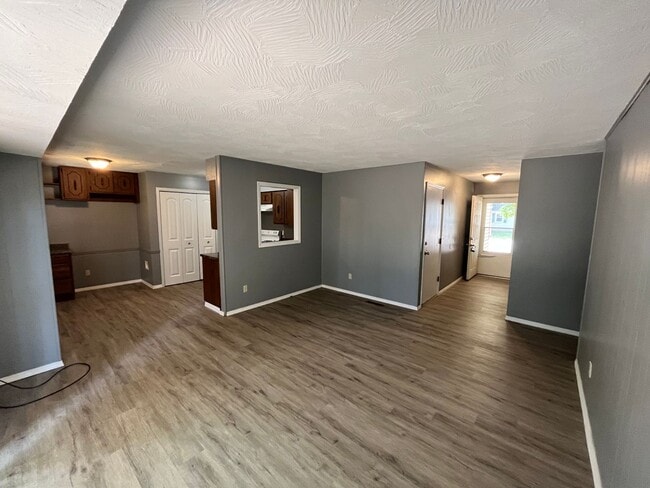 Building Photo - 3 bedroom 1.5 bath Available now!
