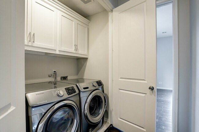 Building Photo - 2613 Waugh Dr