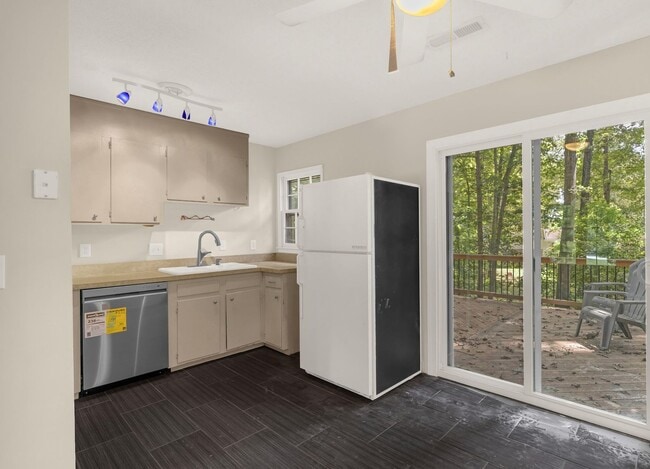 Building Photo - Lovely 3 bedroom, 1 1/2 bathroom home in G...
