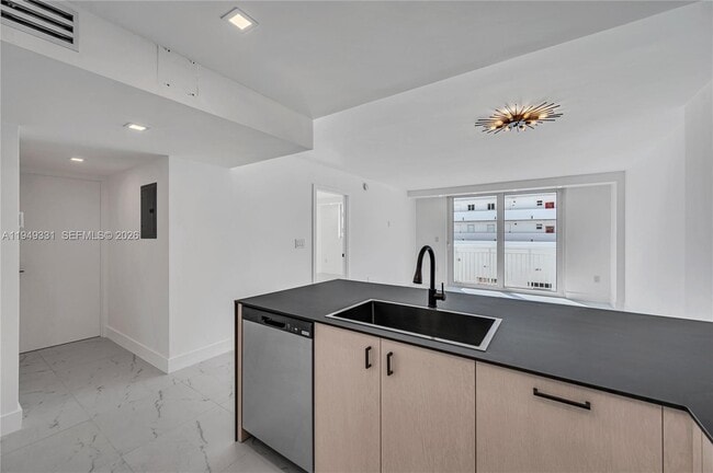 Building Photo - 345 Ocean Dr