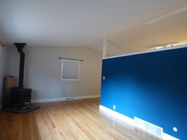 Building Photo - Perfect 2 Bedroom House