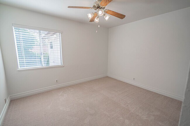 Building Photo - Old Orchard 1 - 4 Bedroom Home in Valencia!