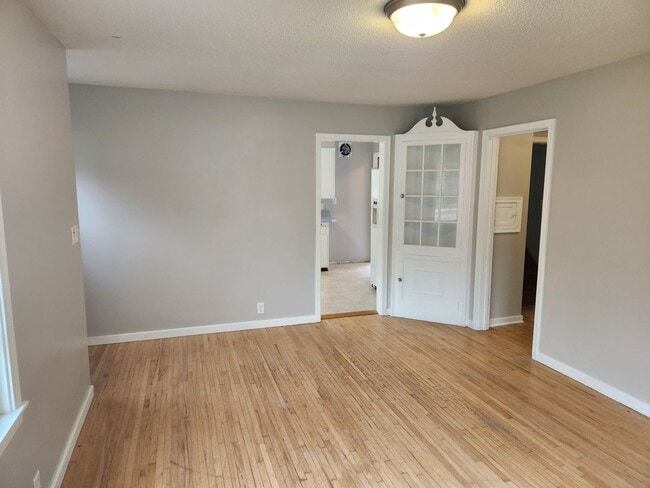 Building Photo - 4 bed 1 bath single family house.