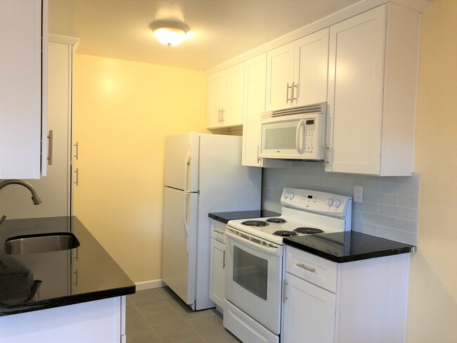 New Kitchen with Shaker cabinet and Quartz countertop - 440 Webster St