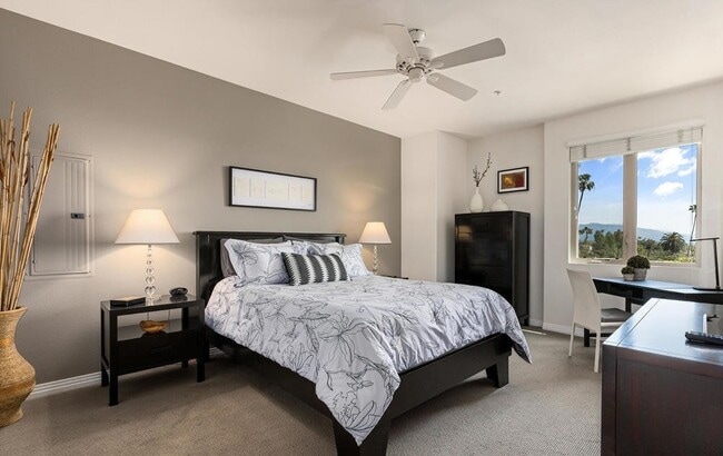 Building Photo - 931 E Walnut St