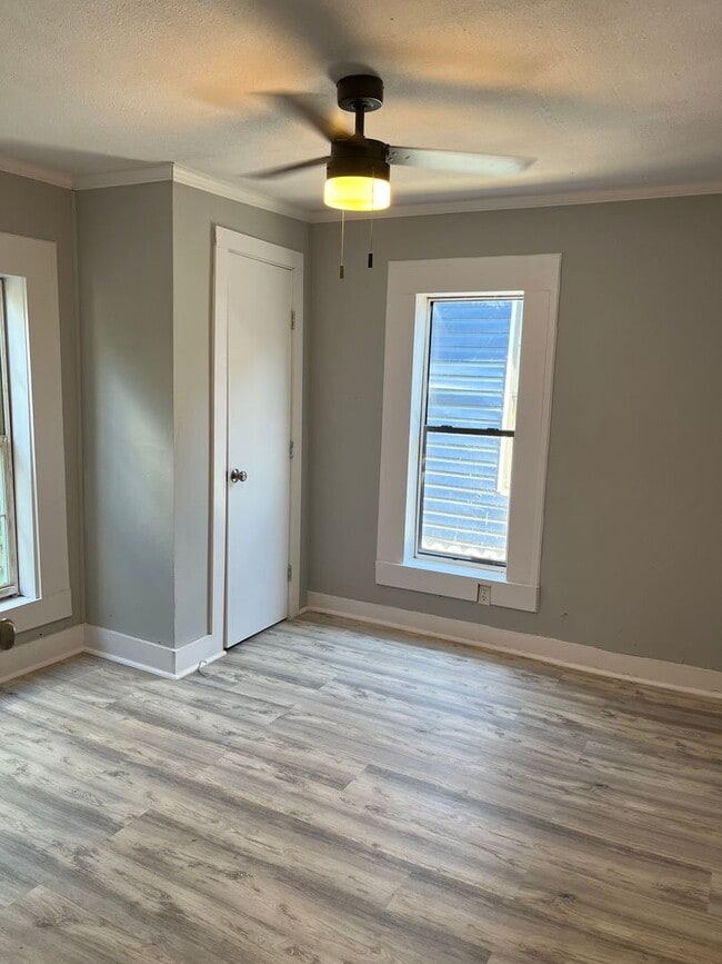 Building Photo - 2 Bedroom Home  199.00 First Months Rent  ...