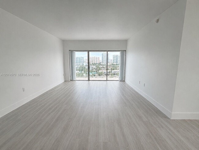 Building Photo - 500 Bayview Dr