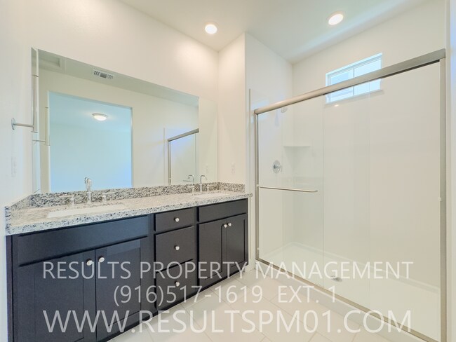 Building Photo - Newer Upgraded 3 Bed 2.5 Beautiful Home