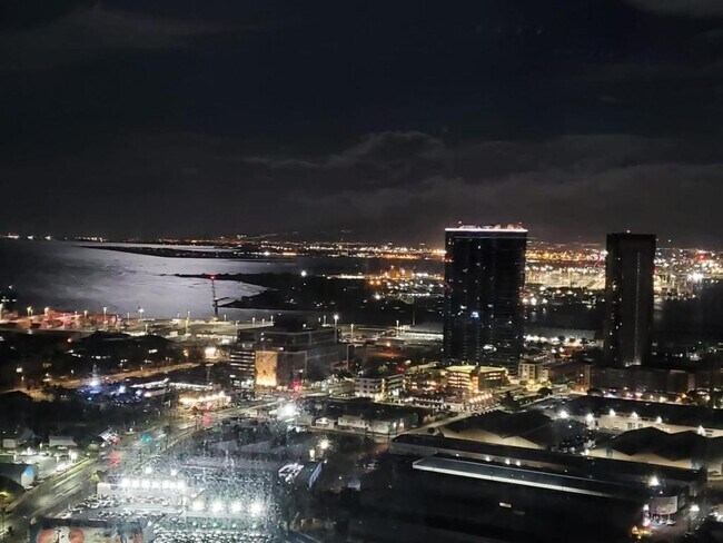 Building Photo - 1000 Auahi St #3913