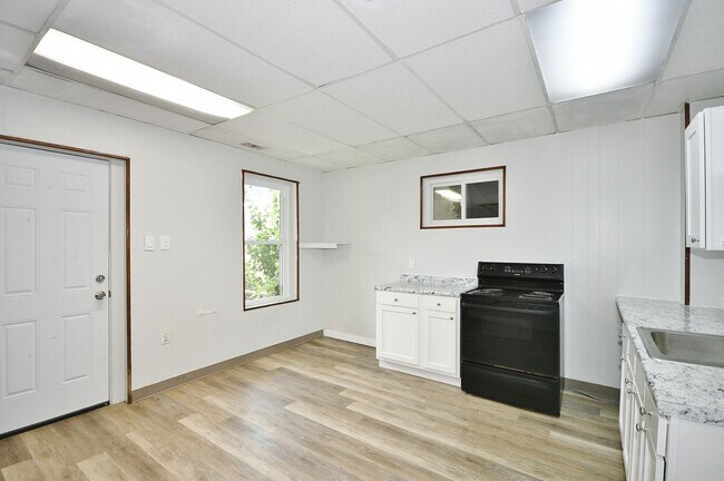 Building Photo - 303 N Holland Ave