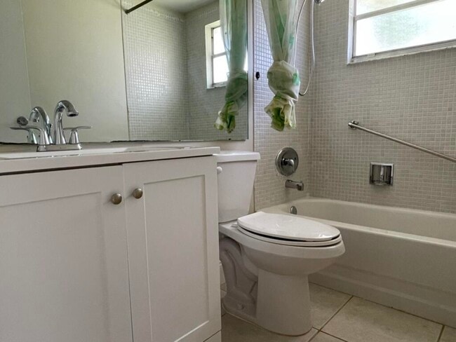 Building Photo - 472 Saxony Way