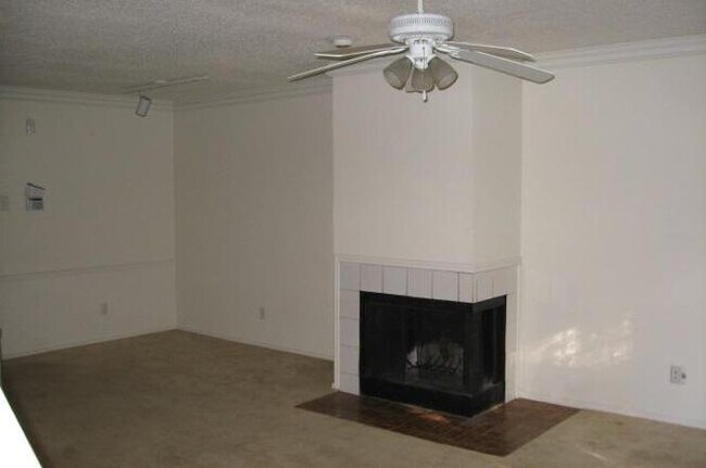 Building Photo - 8750 Park Ln