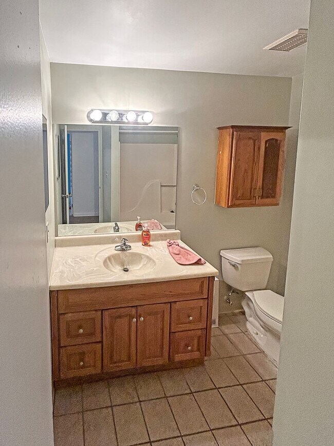 Building Photo - two bedroom two bath condo in Robinson Township!