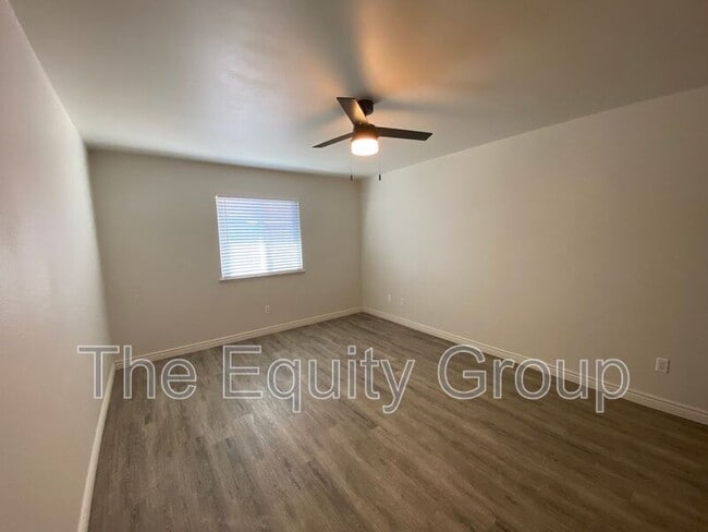 Building Photo - 5716 W Robinwood Ave