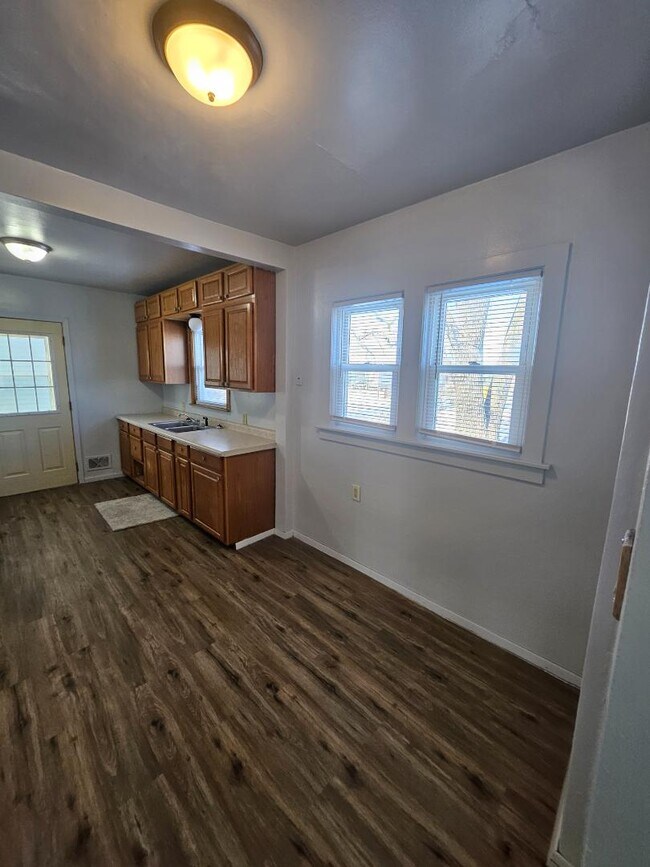 Building Photo - 370 Ahnaip St