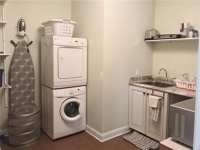 Building Photo - 3232 Brookview Rd