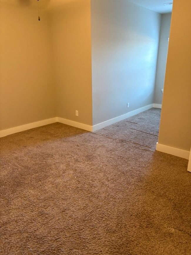 Building Photo - BEAUTIFUL TOWNHOUSE IN A GREAT LOCATION!!!