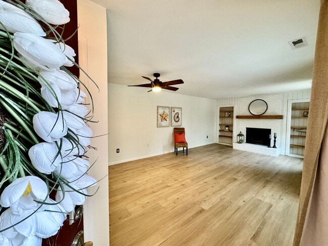 Building Photo - READY 06-11-26!! Fantastic Condo By The Beach! Fenced Patio - All Appliances - Community Pool!