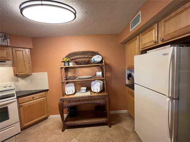 Building Photo - 6100 Bahia Del Mar Cir