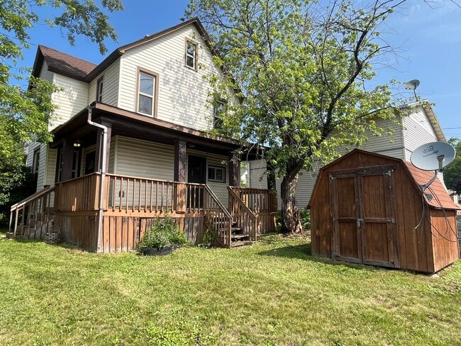 Building Photo - Renovated East Hillside 2 Bedroom 1 Bath S...