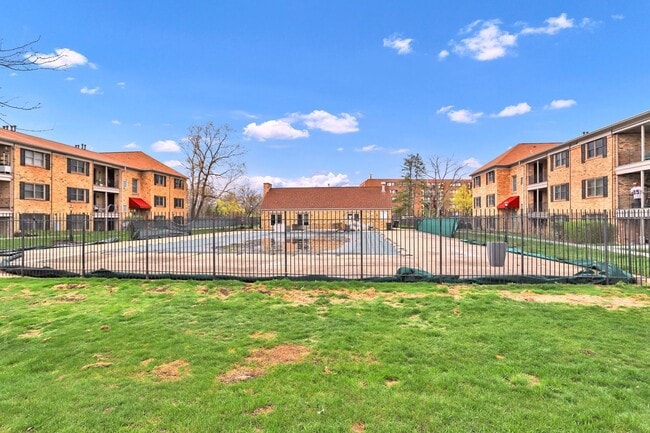 Building Photo - 1700 Fayette Walk