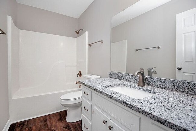 Building Photo - Updated 2BD/1.5BA Hickory Townhome