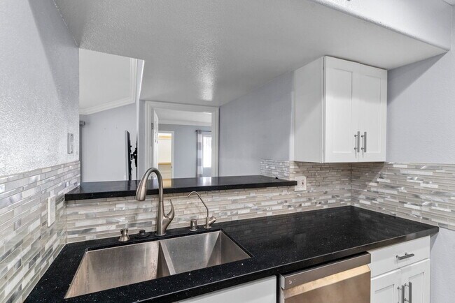 Building Photo - "Chic 3-Bed Townhouse with Granite Countertops on West Flamingo Road, Las Vegas!"
