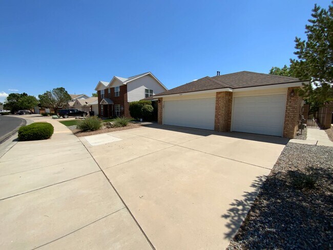 Building Photo - 3 Bedroom Single Story home Near Paseo Del...