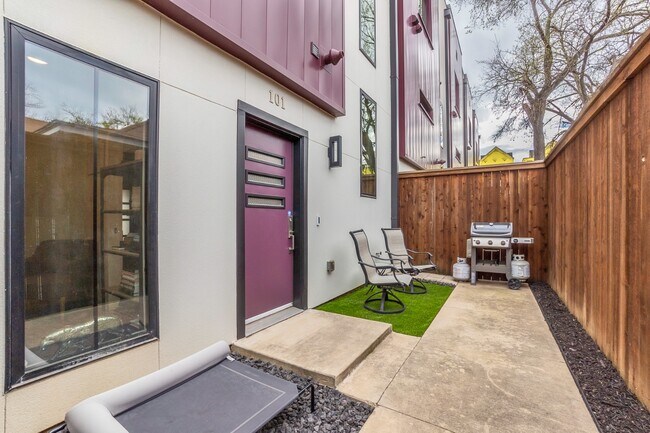 Building Photo - Stylish 2BR/2.5BA Townhome in Prime East Dallas – Attached Garage, Unbeatable Location