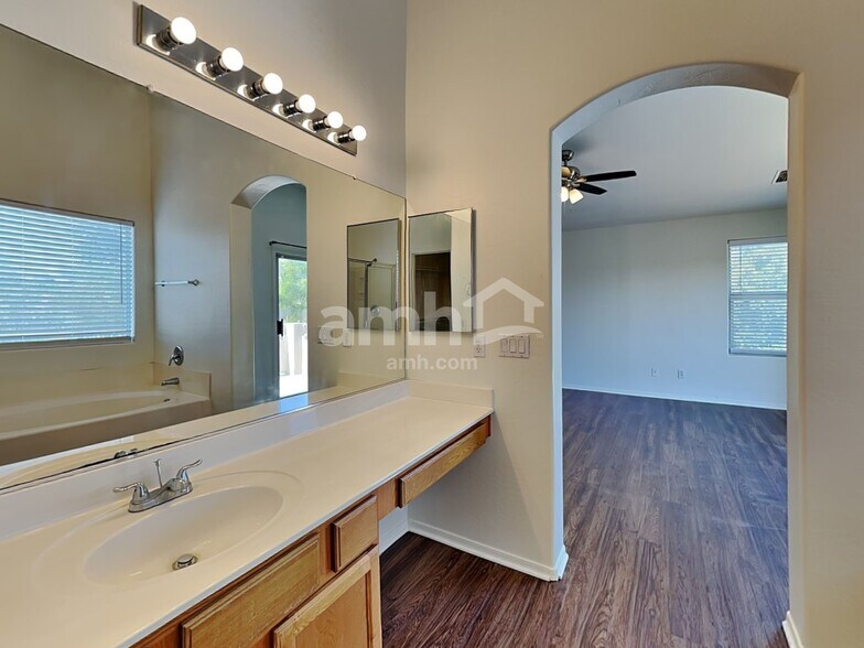 Building Photo - 6507 W Hughes Dr