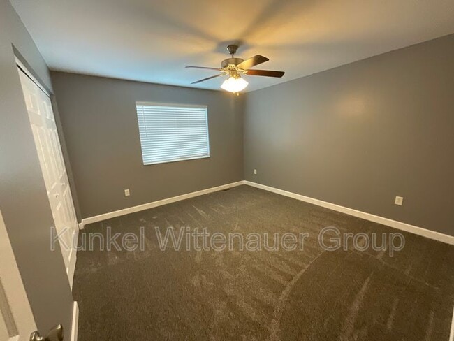 Building Photo - 700-704 Fountain View Dr