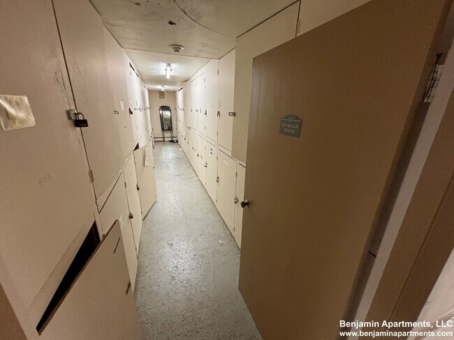 Building Photo - 24 Whites Ave