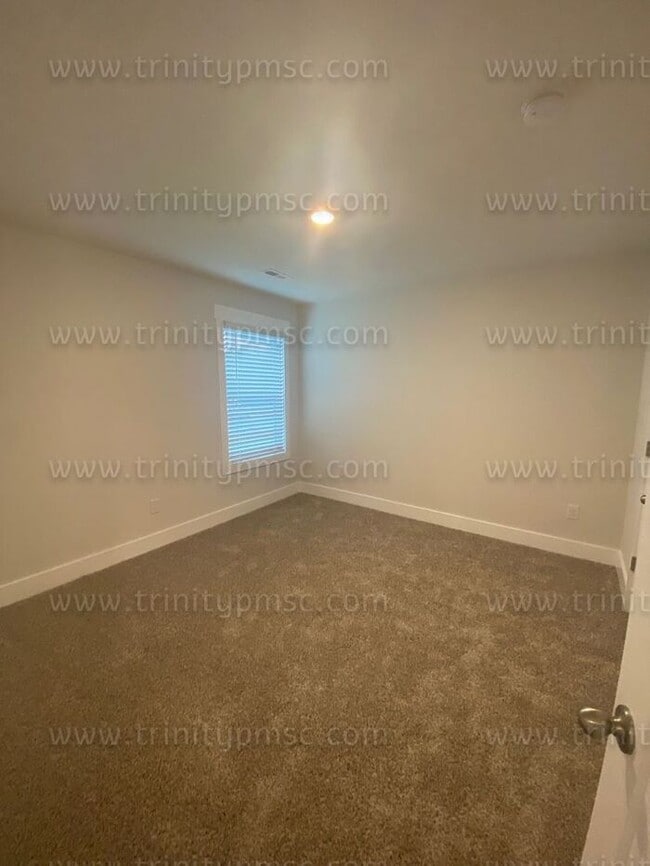 Building Photo - Gorgeous 4/2.5 waiting for you! -PRICE DROP-