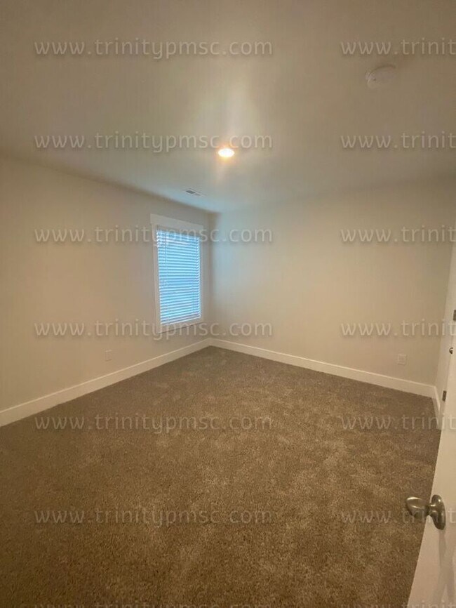 Building Photo - Gorgeous 4/2.5 waiting for you!