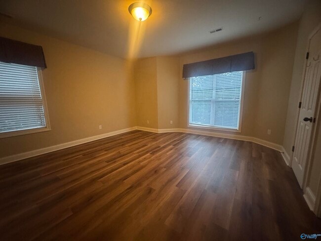 Building Photo - 208 Treetop Dr SE