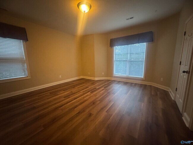 Building Photo - 210 Treetop Dr SE