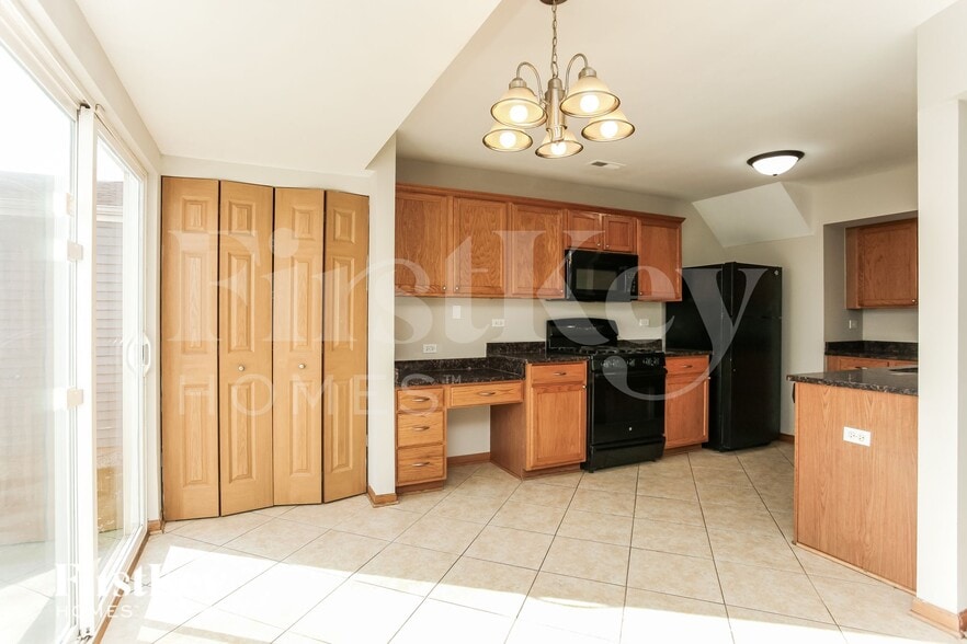 Building Photo - 932 Symphony Dr