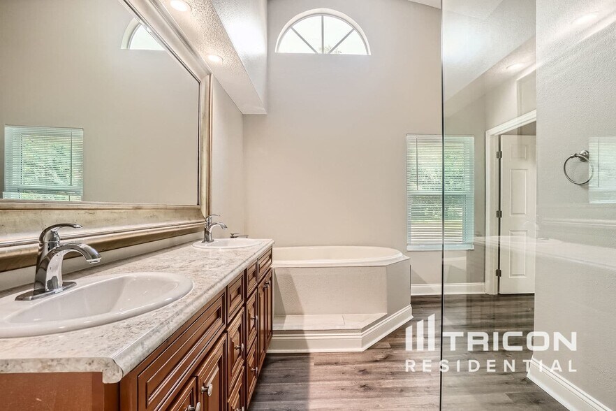 Building Photo - 7049 Sawmill Cir