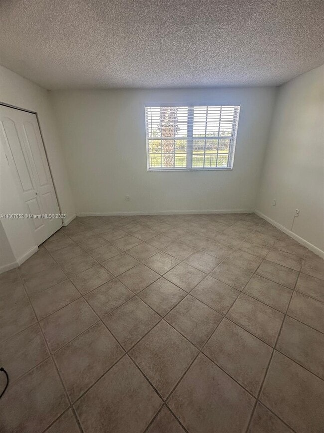 Building Photo - 9741 Fontainebleau Blvd