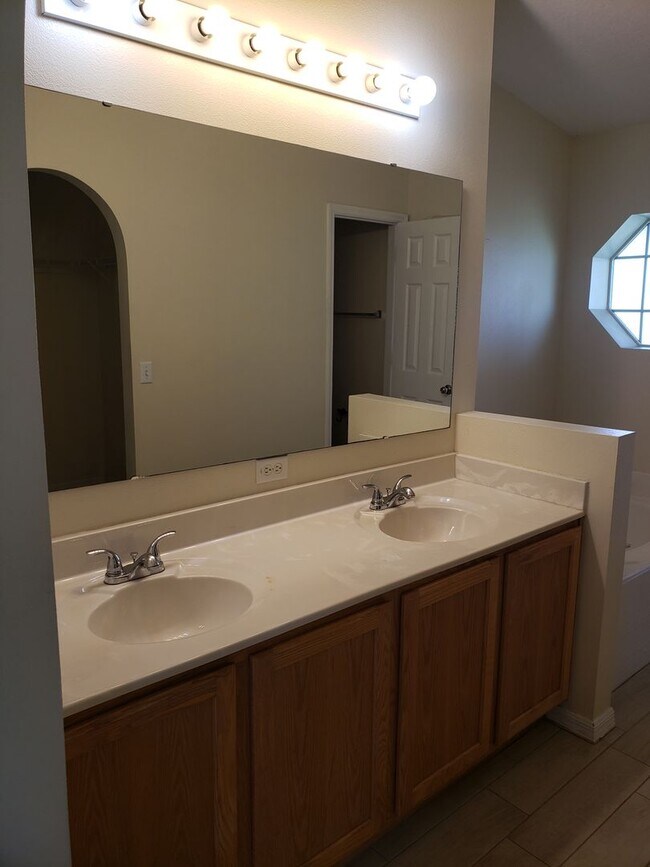 Building Photo - 2735 Suncoast Lakes Blvd