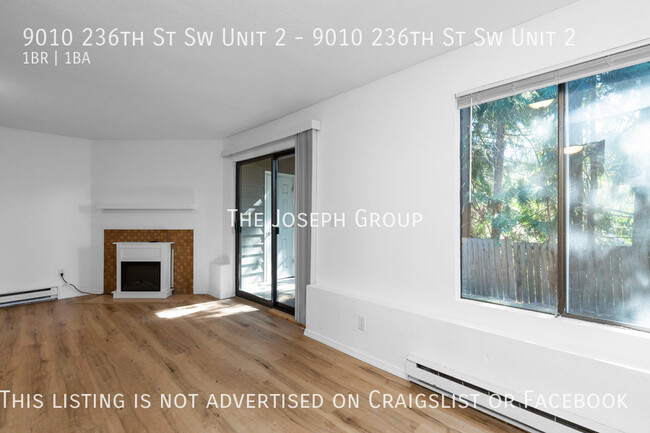 Building Photo - Conveniently Located 1 bed with Hardwood F...