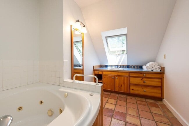 Building Photo - Gorgeous Harpswell Waterfront Property for...