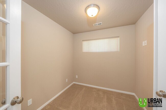 Building Photo - Single Story home with 2 bed and office fo...