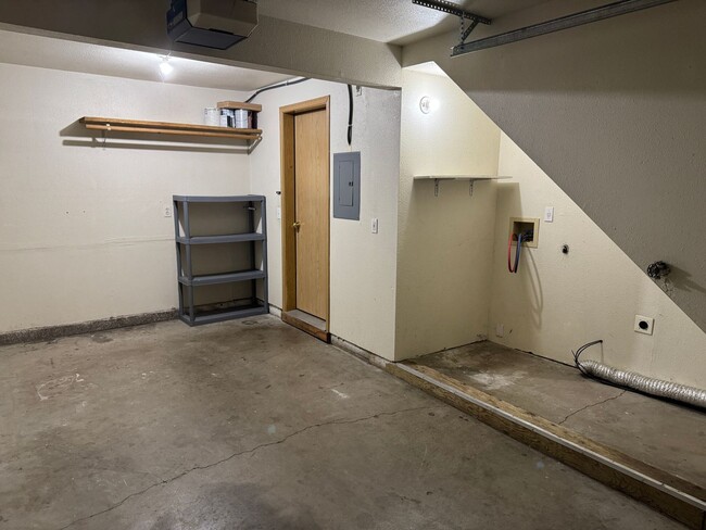 Building Photo - Freshly updated 3 bedroom 2 bathroom duple...