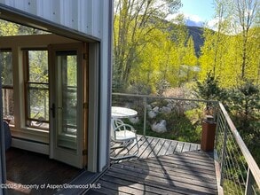 Building Photo - 410 N Mill St