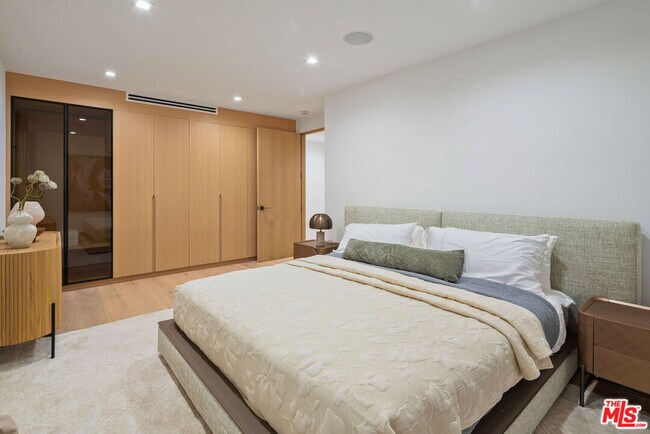Building Photo - 1130 N Poinsettia Pl