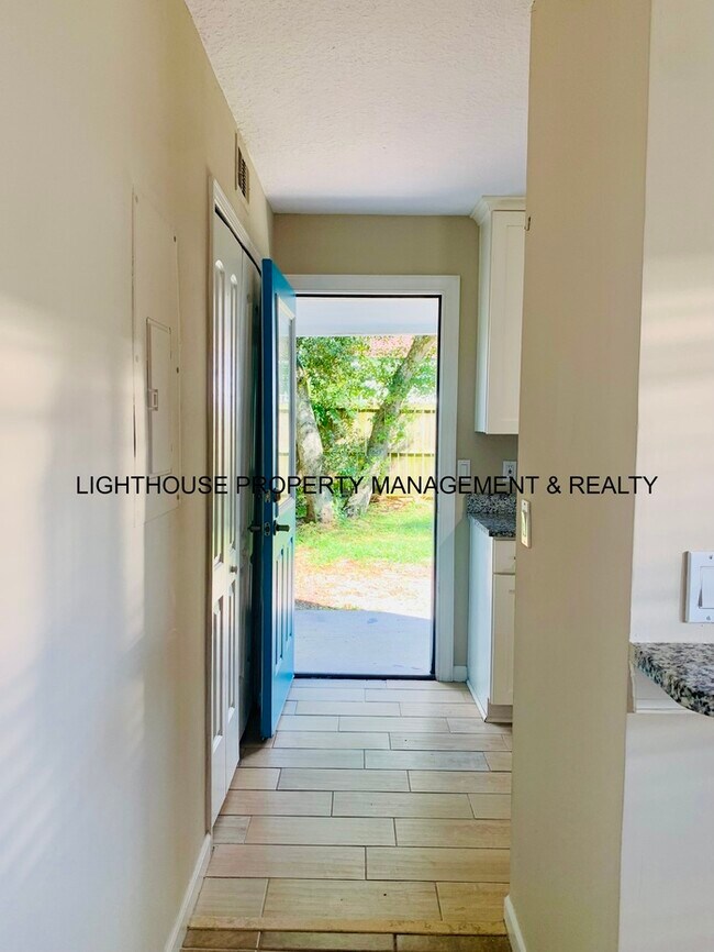 Building Photo - Renovated 2 Bed/1.5 Bath Jax Beach Townhom...