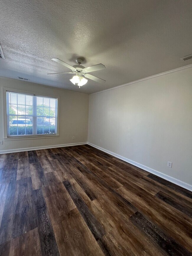 Building Photo - 106 Streamwood Dr