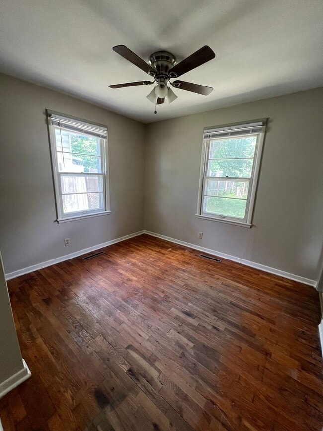 Building Photo - 3 bedroom/2 bath house close to KU with washer/dryer