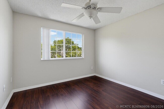 Building Photo - 400 Crestwood Ct N